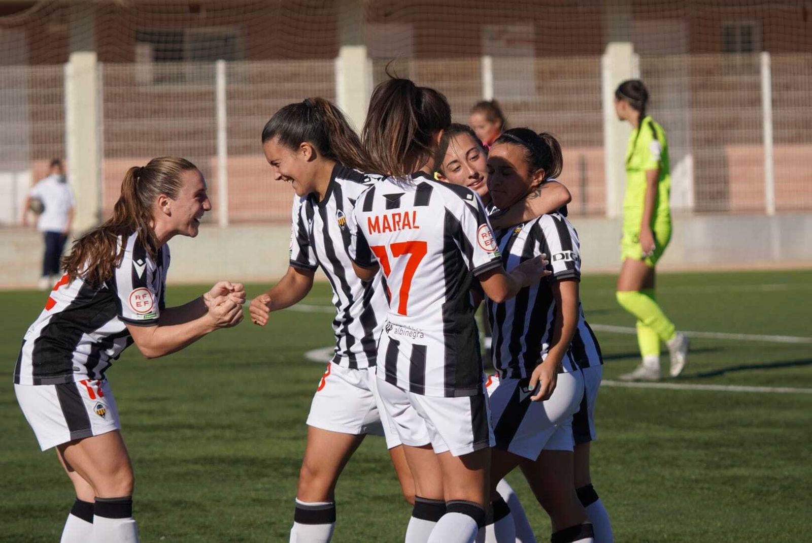 Las jugadoras locales celebran uno de sus goles ante Silvia Peñalver.