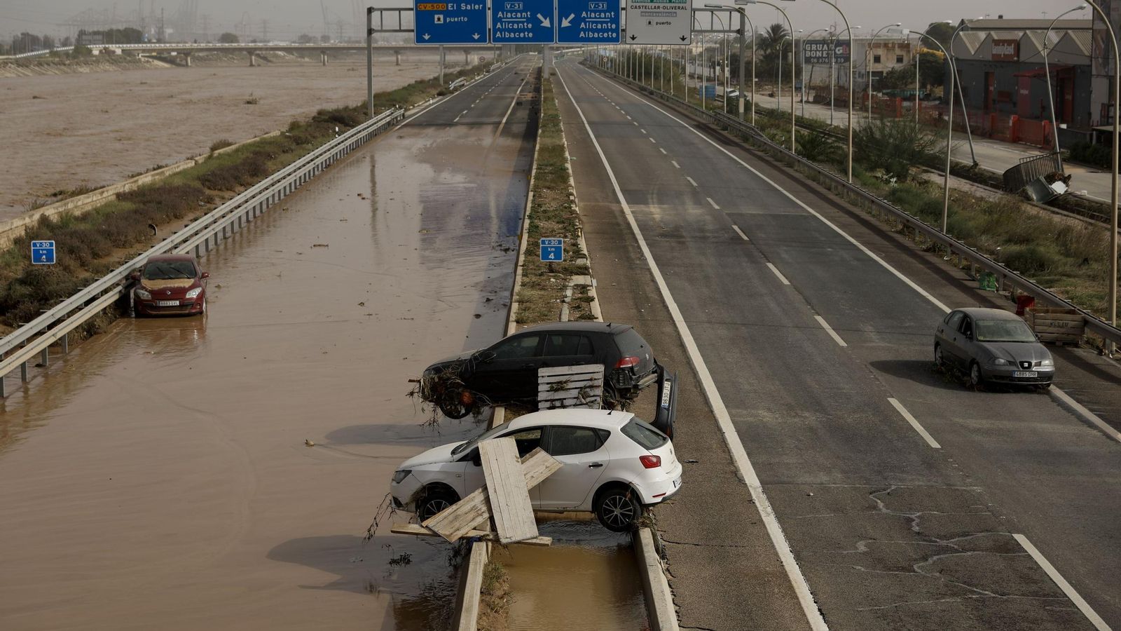 Así han quedado las calles de Valencia: desolación, barro y coches amontonados