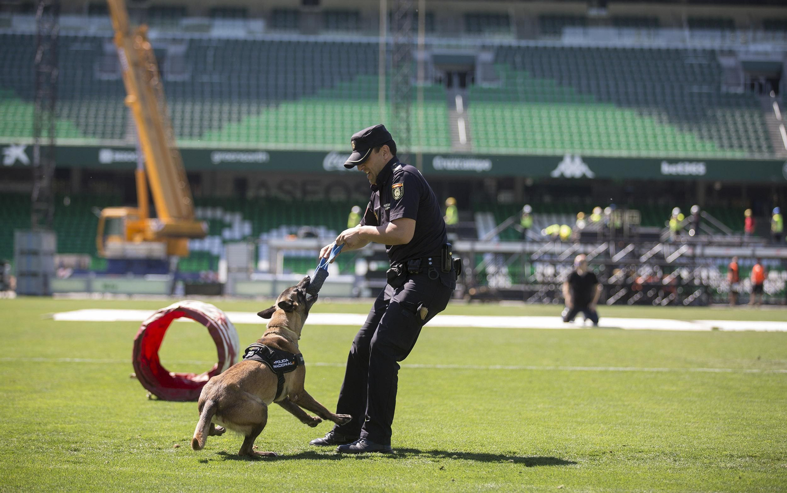 Exhibición de la Policía Nacional en el Estadio Benito Villamarín