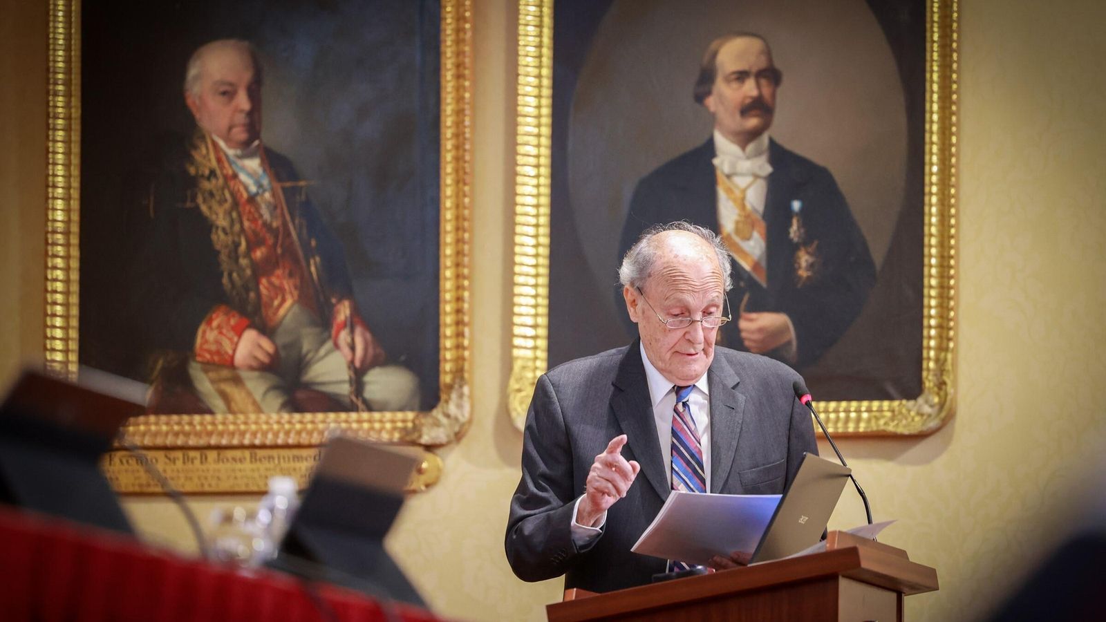 Carlos Pera en un momento de su discurso en el salón de grados de la Facultad de Medicina.