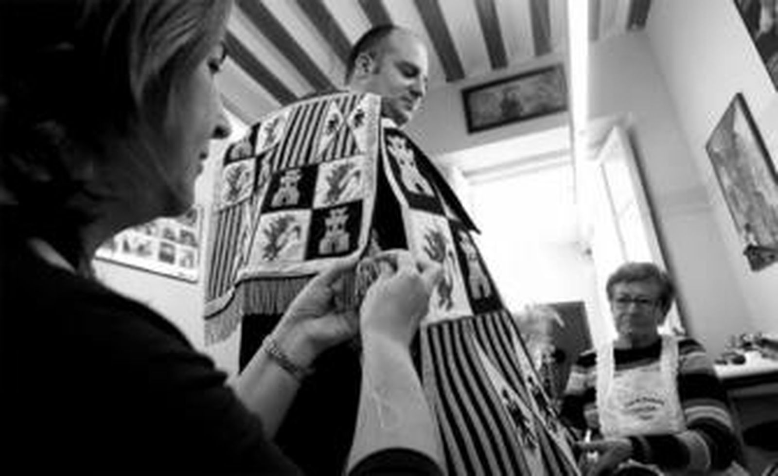 Ramón Fernández sirve de maniquí para uno de los trajes de macero, al que Soledad Díaz y Manuela Ruiz daban ayer los últimos retoques.