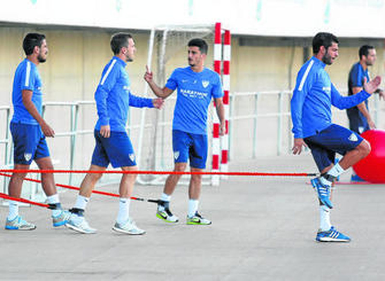 Recio, Camacho, Juan Carlos y Miguel Torres, durante el trabajo en el estadio de atletismo, ayer.