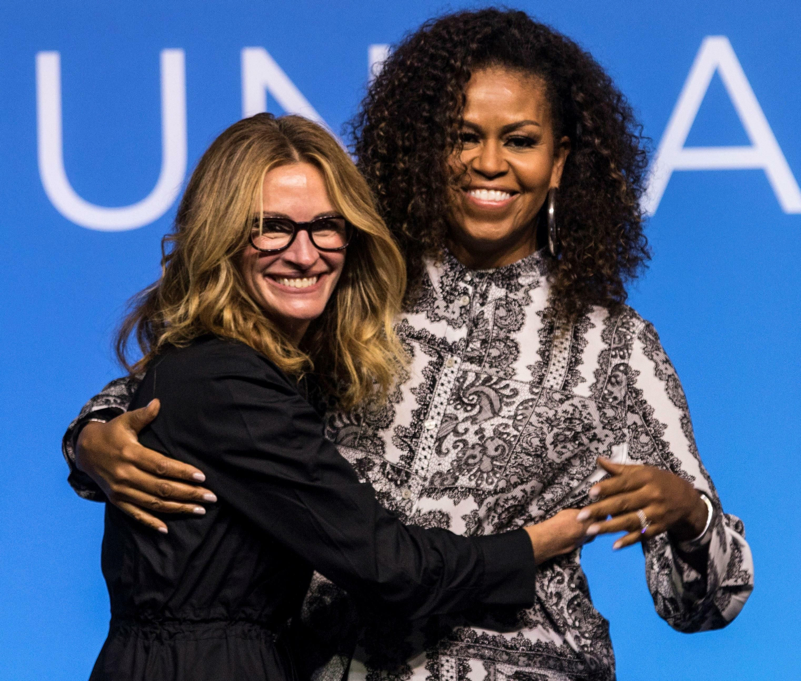 Julia Roberts y Michelle, muy sonrientes, tras una charla de la Fundación Obama. Julia Roberts y Michelle, muy sonrientes, tras una charla de la Fundación Obama.
