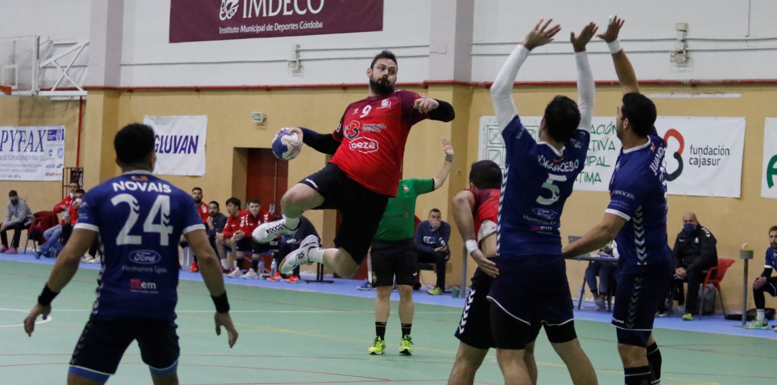 Juanlu Moyano se eleva para lanzar sobre la defensa del Eón Horneo Alicante.