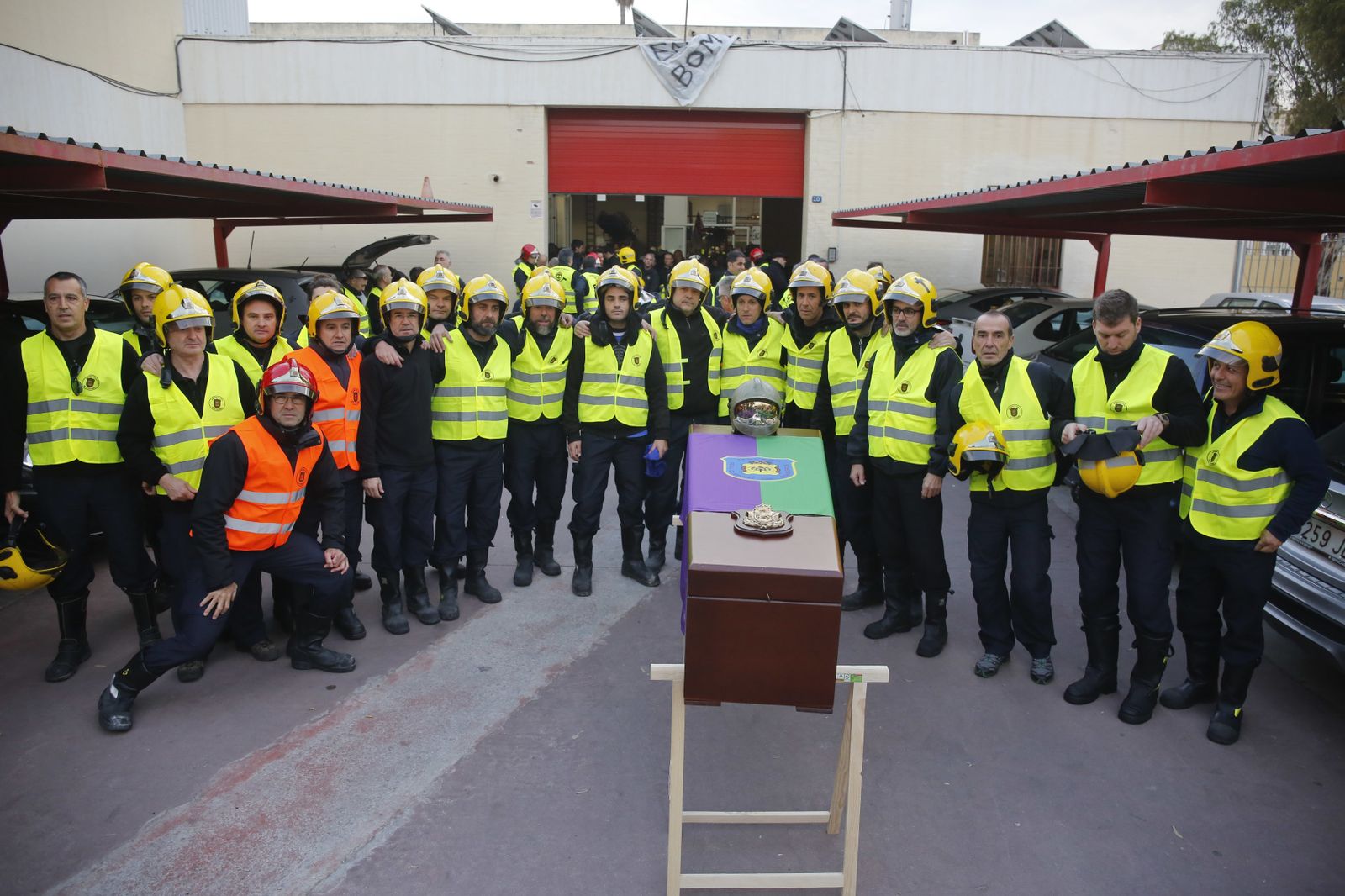 Las imágenes de la 'marcha fúnebre' de los bomberos en Málaga