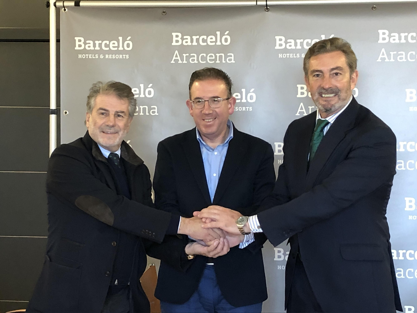 Los responsables del grupo Barceló y del hotel con el alcalde de Aracena.