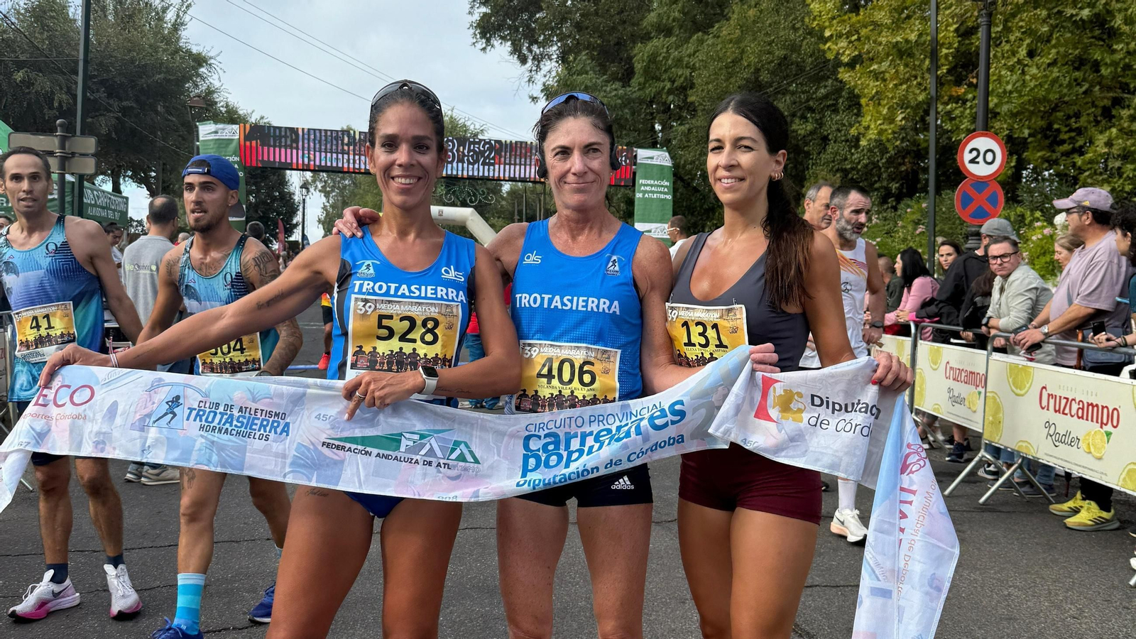 Yolanda López posa junto a María Moyano y Elena Tienda.