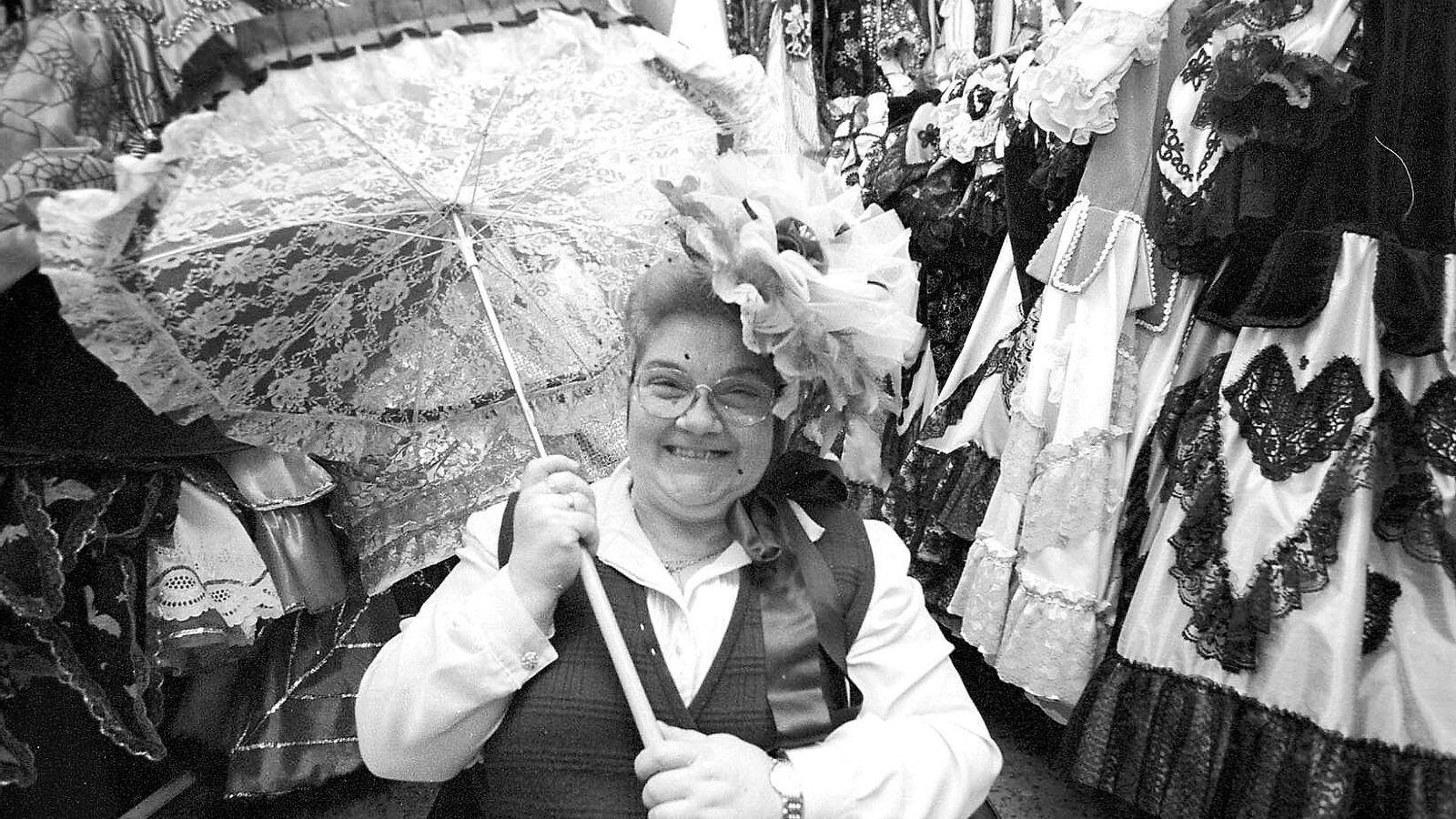 Pepi Mayo en su tienda posando para un reportaje de 'Diario del Carnaval' en el año 2000.