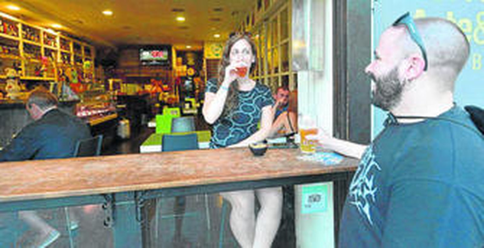 Clientes disrutan de su cerveza en Arte & Sana.