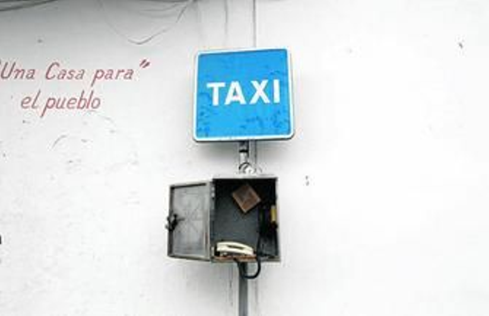 Descuelga y llama al taxi