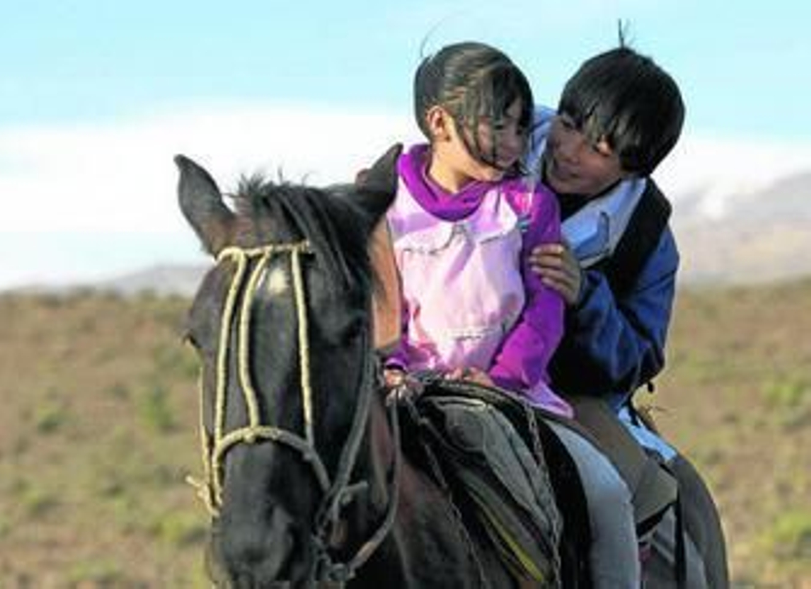 Carlitos, uno de los protagonistas del documental, junto a su hermana Micaela.