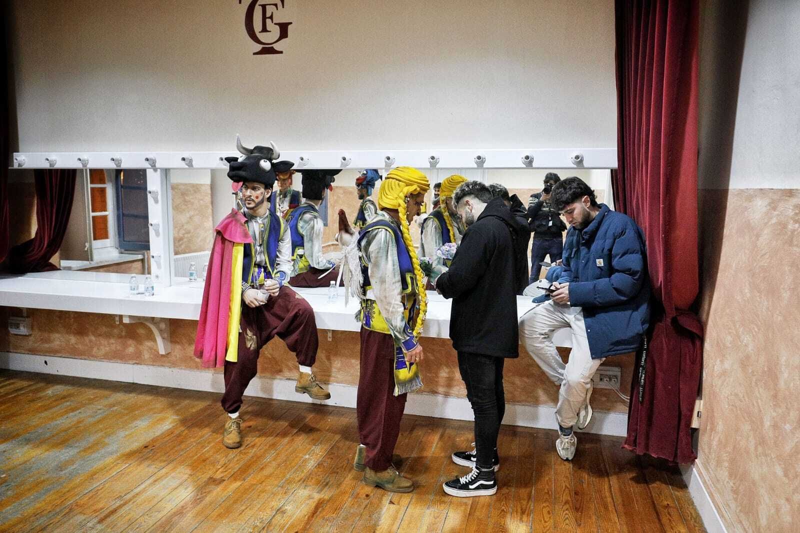 Chirigota 'Este año venimos con esperanza'. en camerinos.