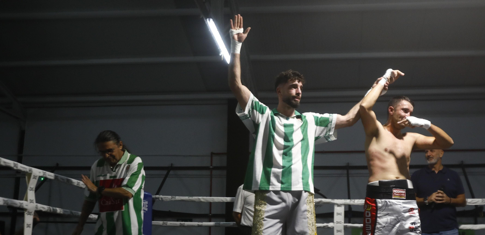 José Luis Navarro Jr alza sus brazos tras vencer en octubre a Mathieu Gomes.