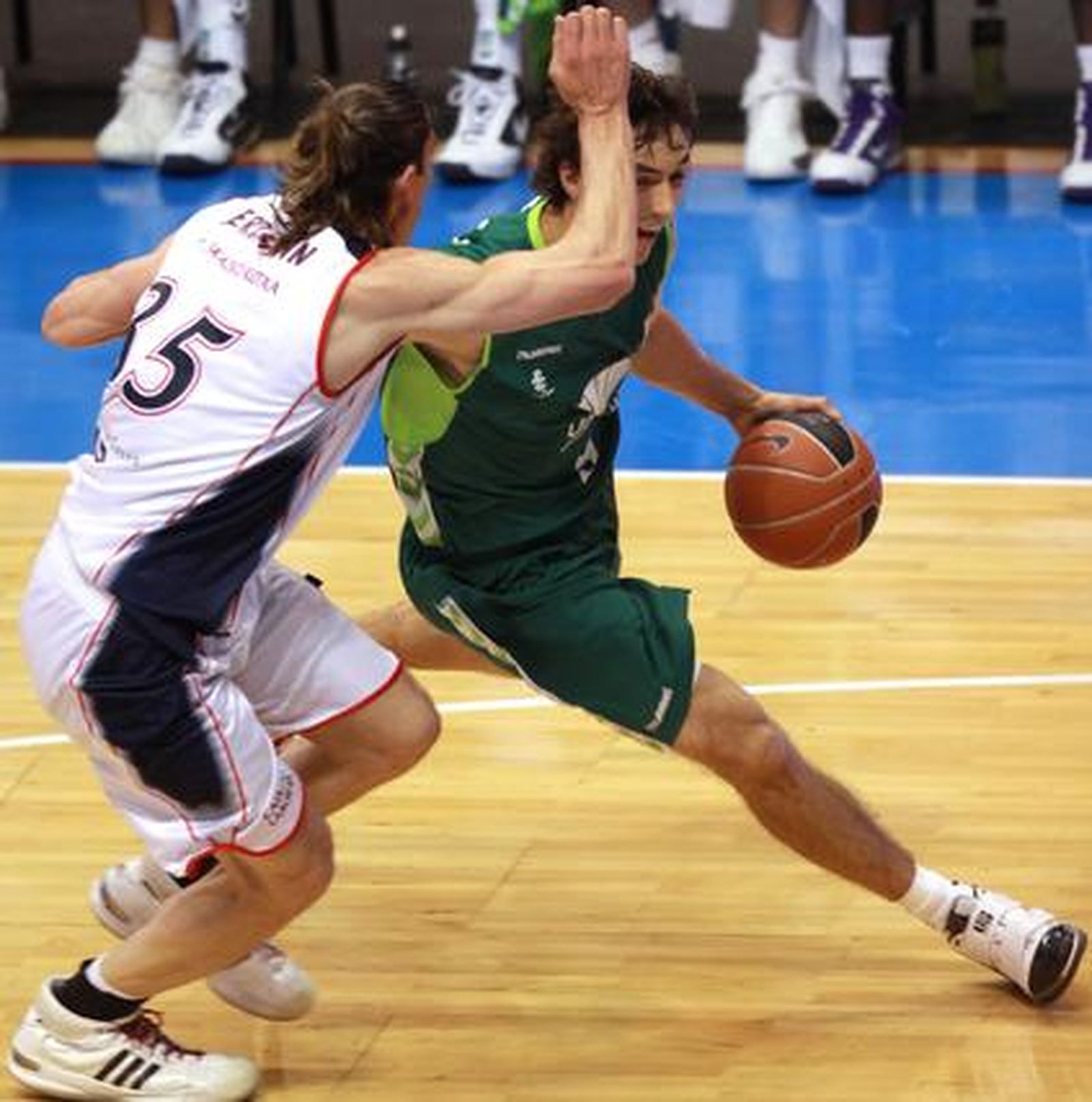 Los malagueños firman un 12-5 en la segunda vuelta y tras ganar al equipo vitoriano (70-62) consiguen el deseado quinto puesto


Foto: Migue fernandez