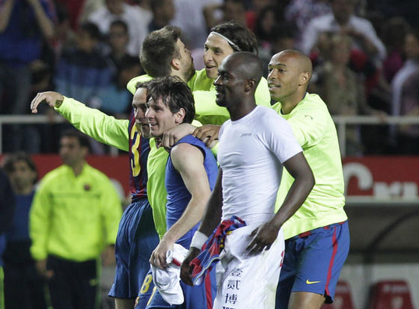 Los jugadores del Barcelona celebran la victotia al final del encuentro, / Antonio Pizarro