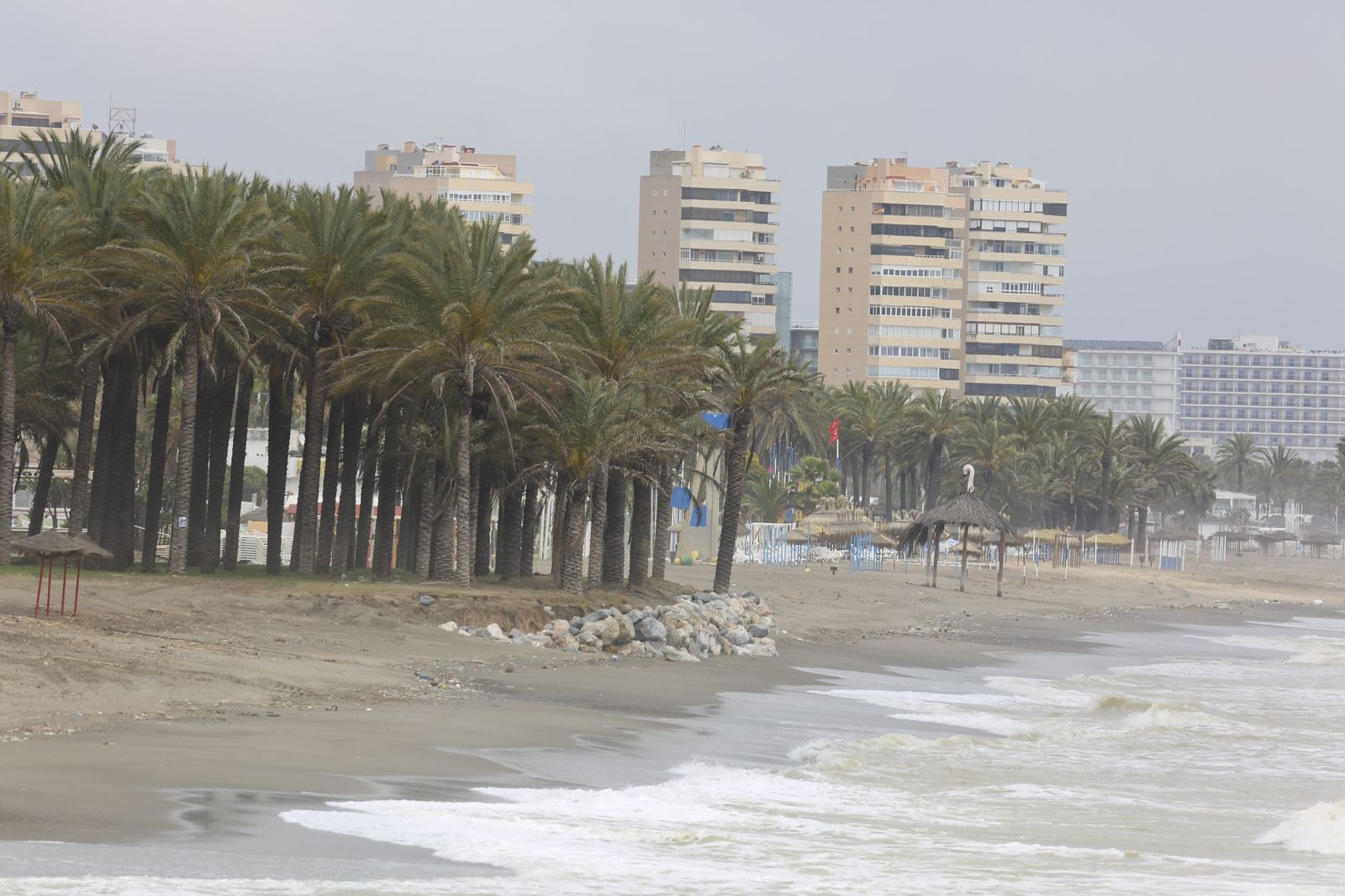 Playas cerradas en Torremolinos, la imagen del coronavirus en Málaga