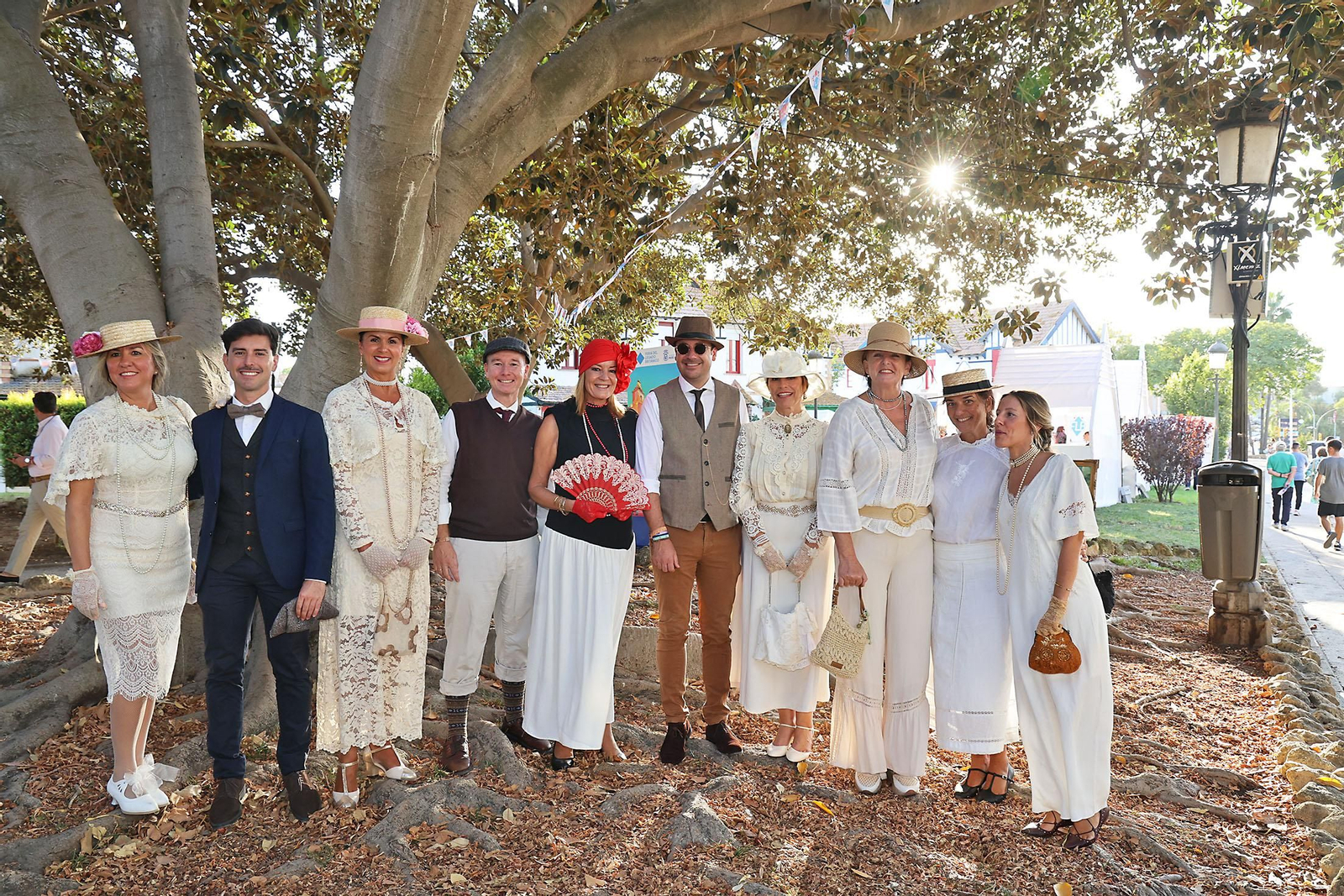 Imágenes de la colocación de la Corona Real del Barrio Reina Victoria