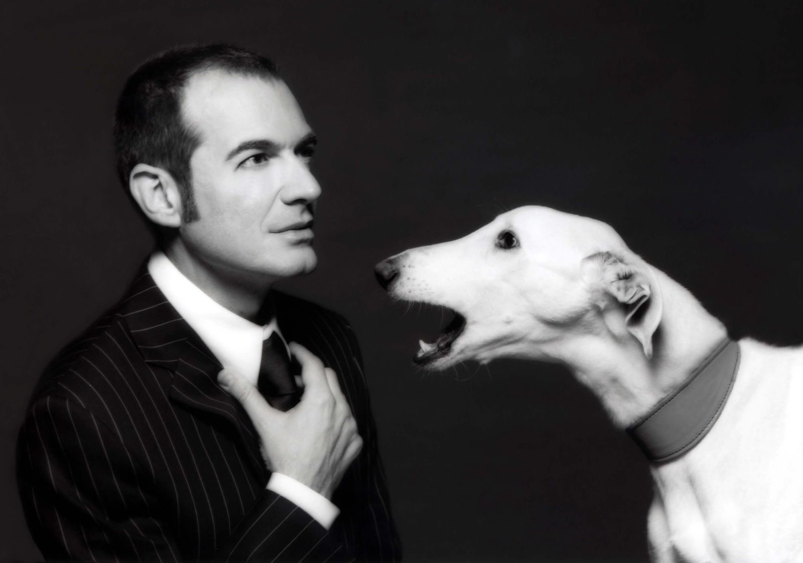 Su especialidad son los retratos en blanco y negro, aunque también hace fotografías en color.