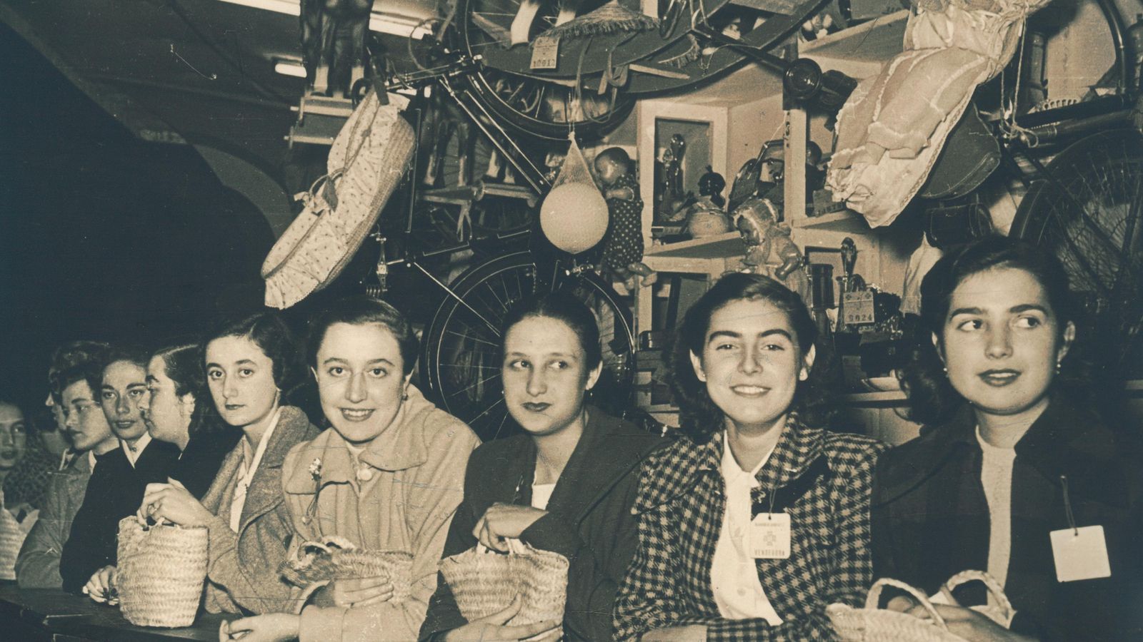Mujeres voluntarias en una de las tómbolas organizadas por el Secretariado de Caridad.