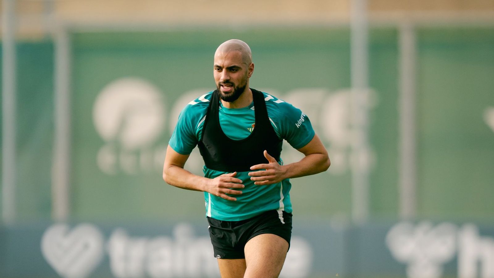 Amrabat, días atrás ejercitándose en solitario en la ciudad deportiva.