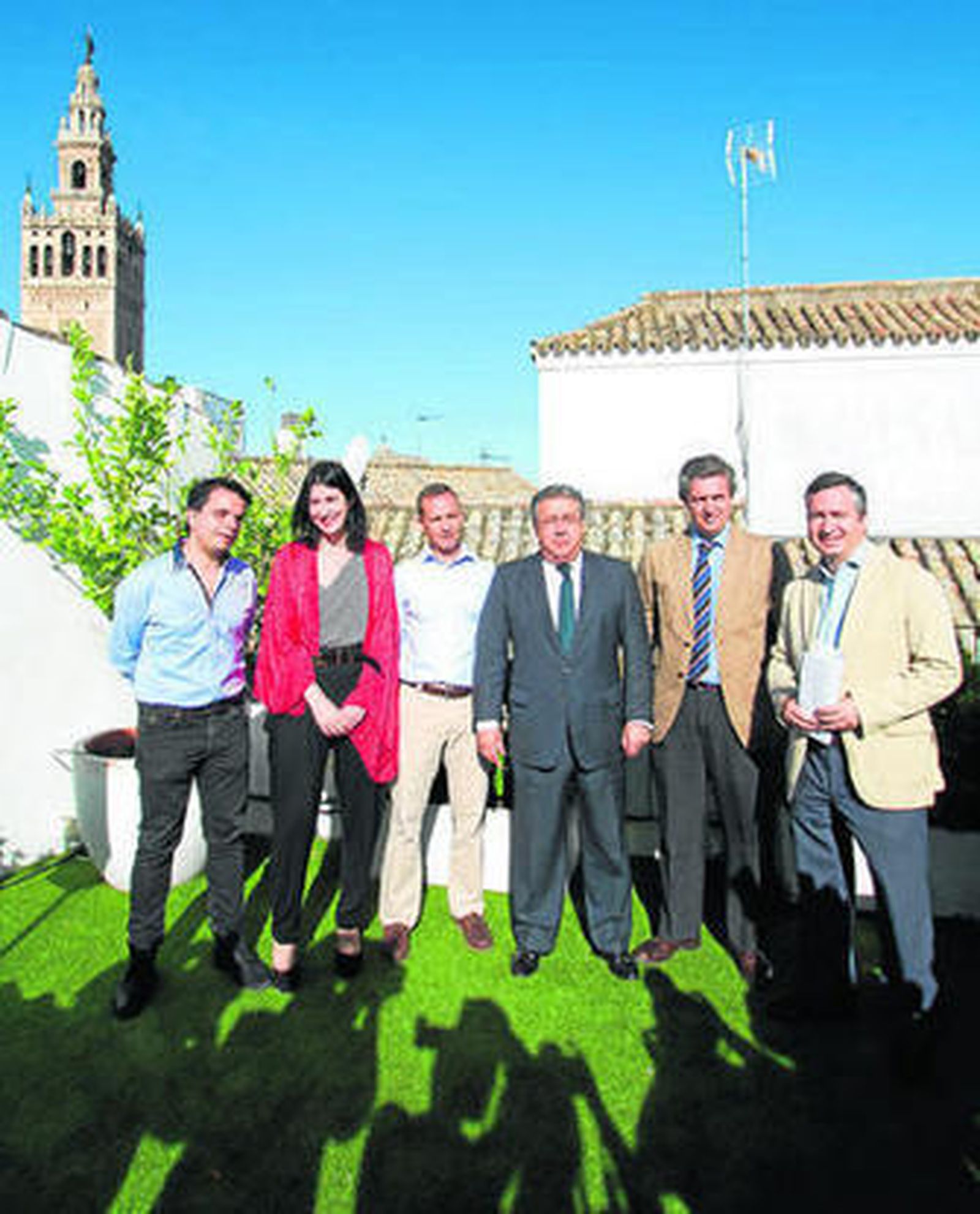 Zoido posa junto a los empresarios que asistieron al acto electoral, ayer, en una céntrica terraza de hotel.
