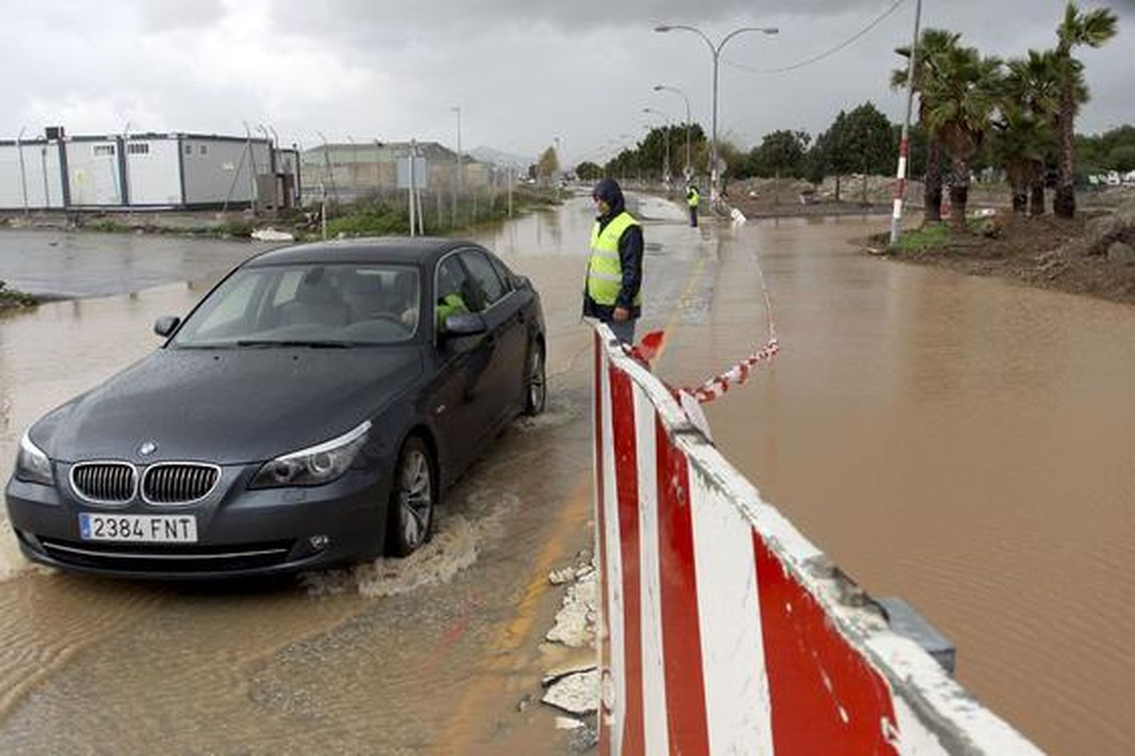 Un vehículo circula por una carretera anegada.

Foto: Migue Fernández, Sergio Camacho, Agencias