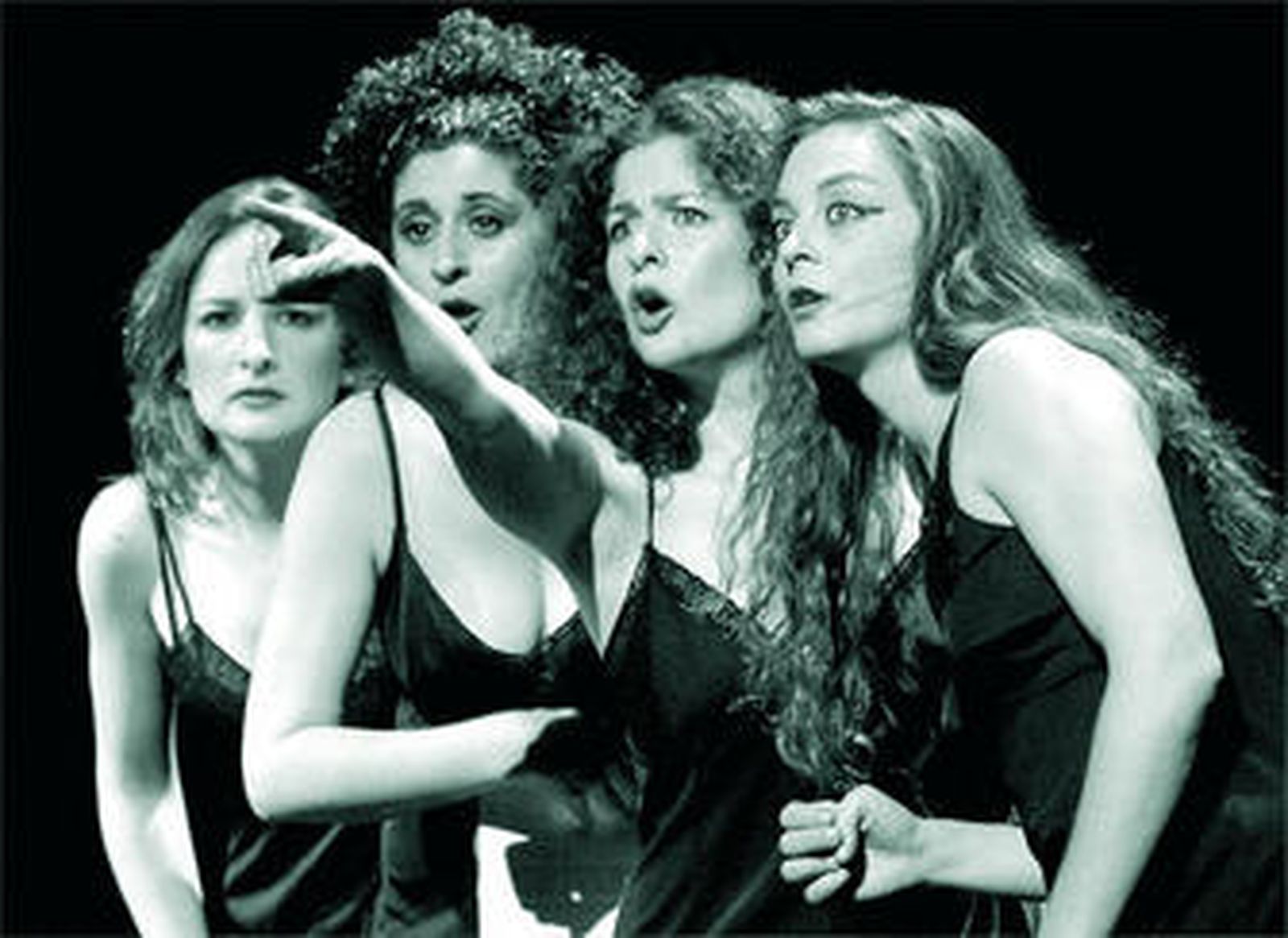 Las Chirigóticas, durante su actuación en el Teatro Falla.