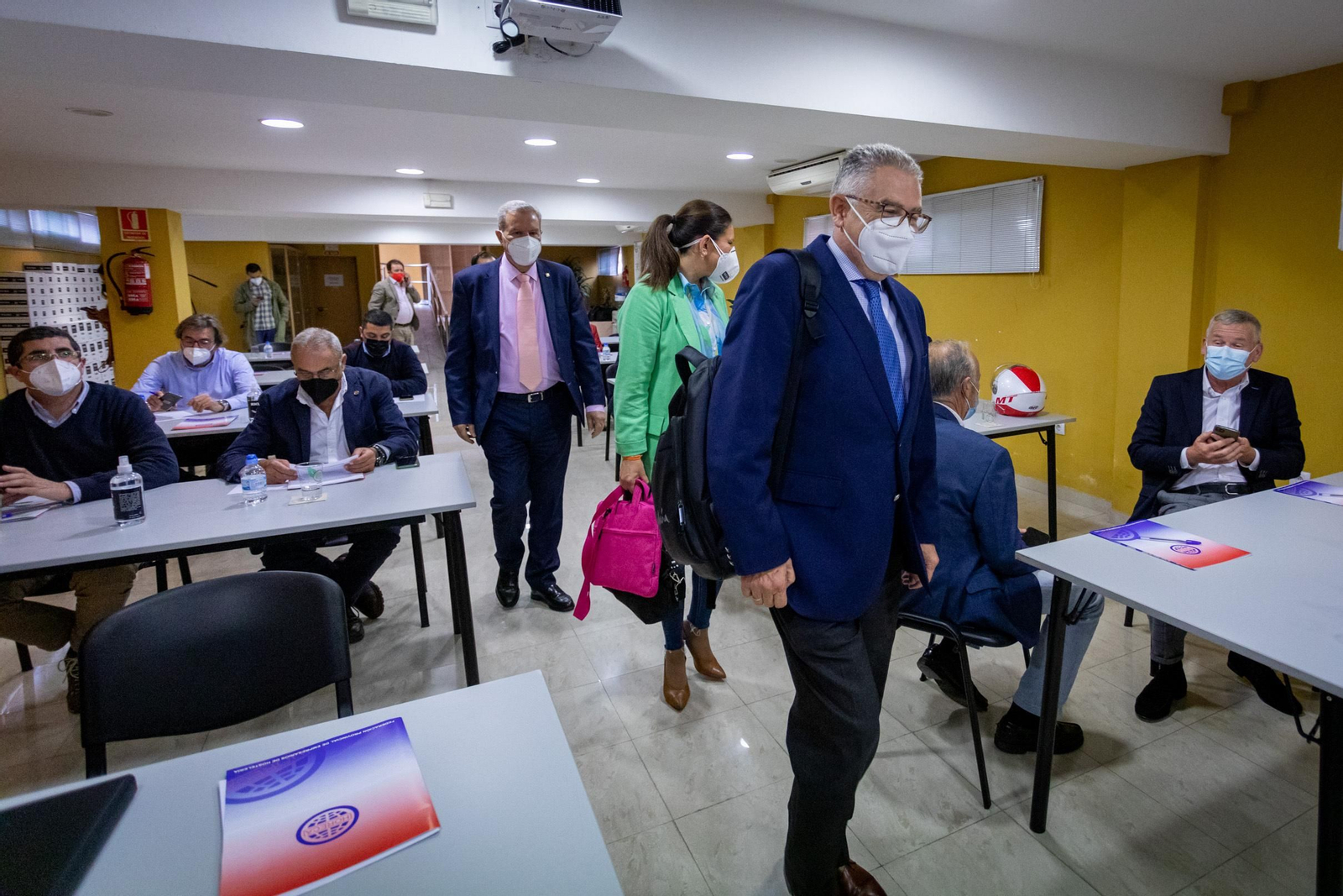 El secretario general de Turismo, a su llegada al salón en el que se reunió con los representantes de la hostelería.