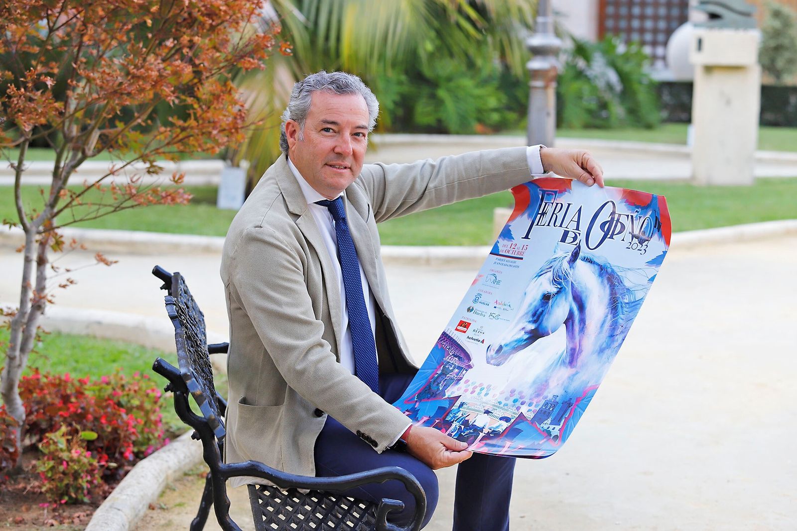José Manuel Sayago, presidente de la Asociación Huelva Ecuestre, con el cartel de esta edición de la Feria del Caballo.