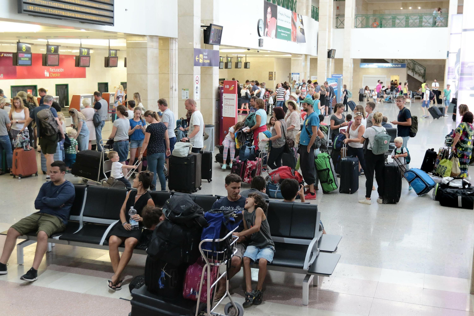 Colas en la facturación de equipajes durante el verano en el aeropuerto de Jerez.