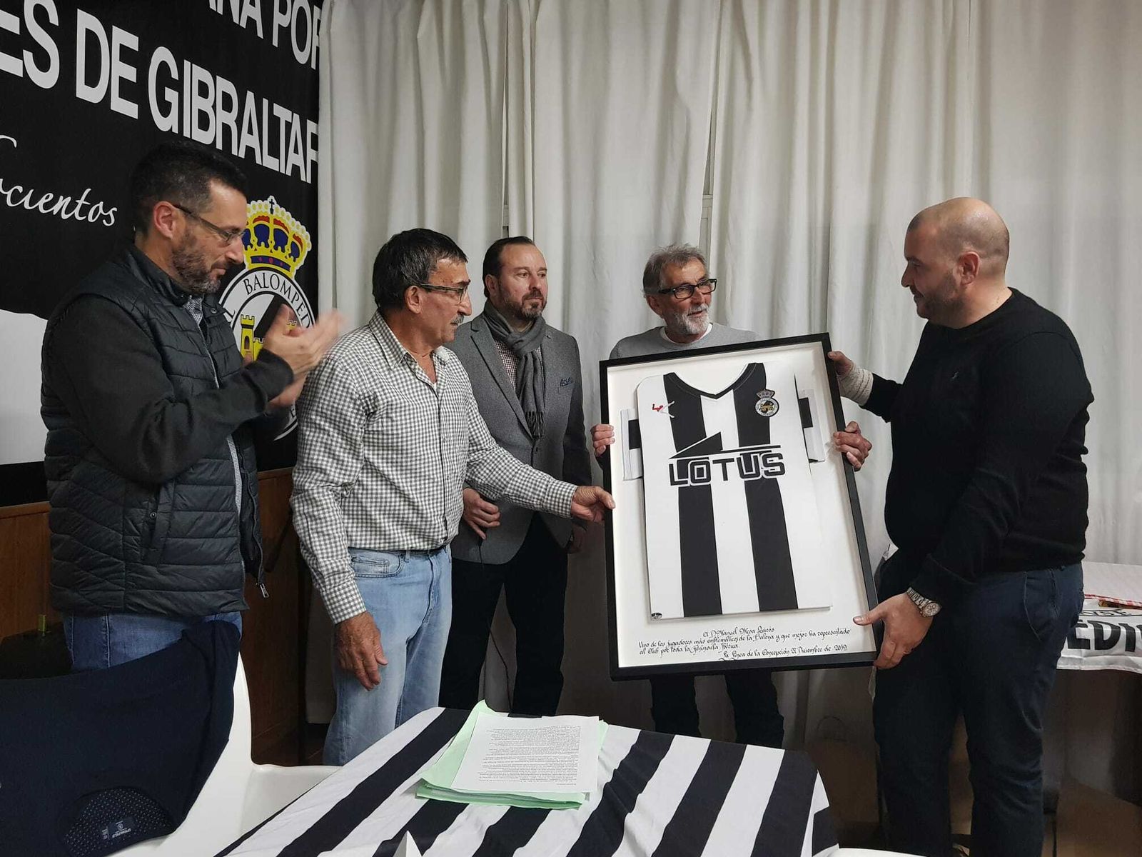 Manolo Mesa recibe una camiseta de la Balona ante Juan Franco, Vallecillo, JAcris y Pandalone