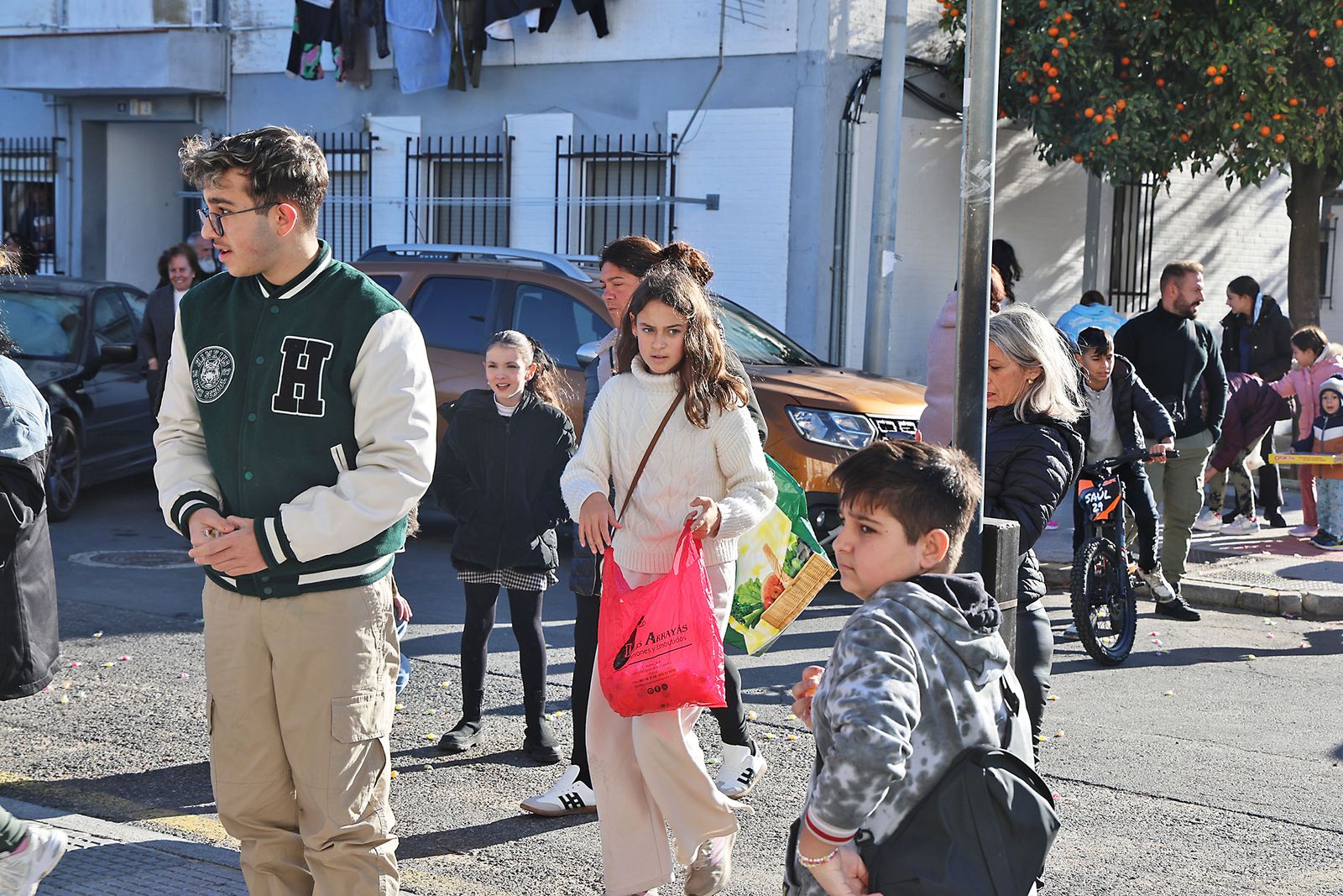 Día de regalos y Reyes Magos por los barrios de la ciudad
