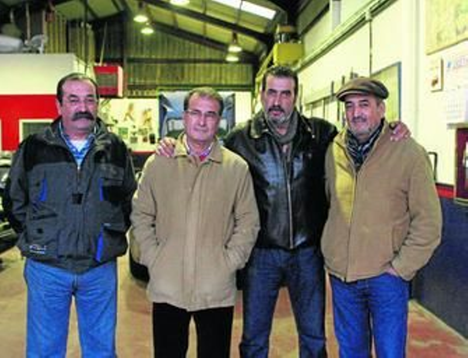 Los hermanos Cano, fotografiados ayer en el taller que Jorge (segundo por la derecha) y José regentan en Los Barrios.