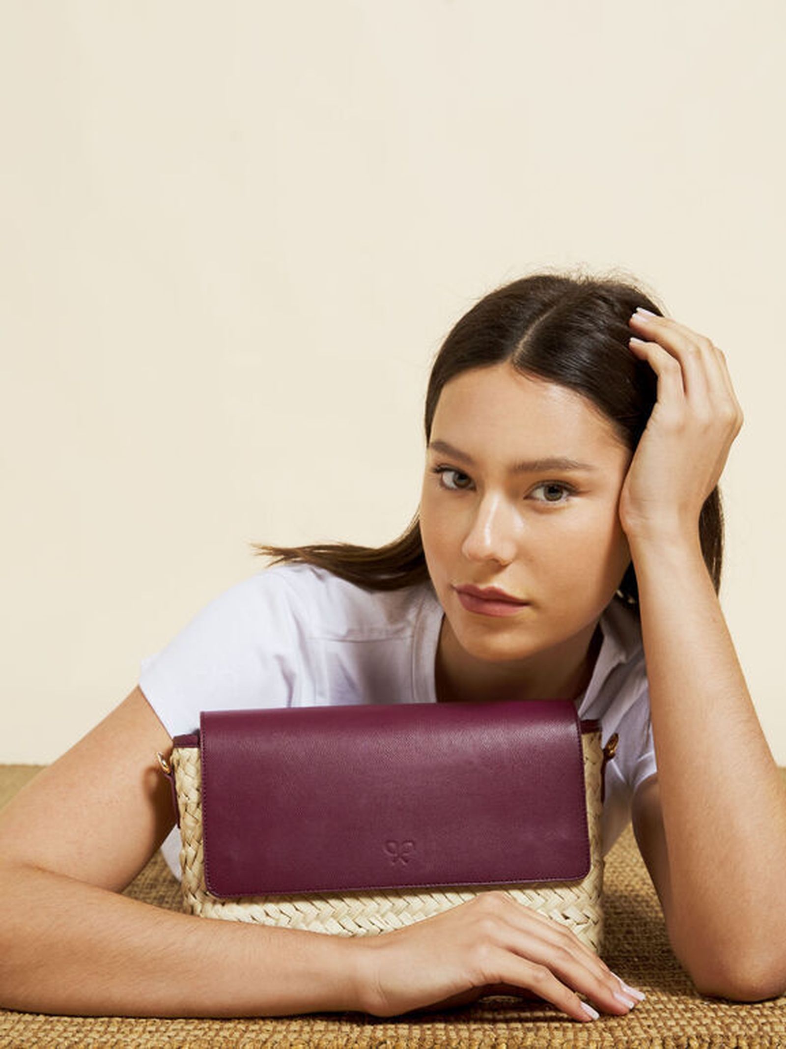 Bolso confeccionado en rafia y piel de color frambuesa