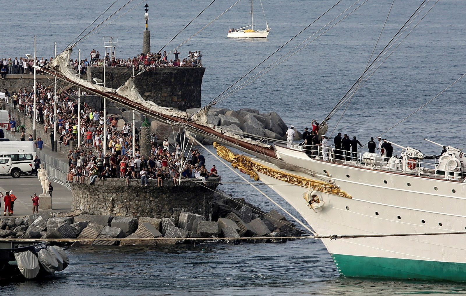 Su entrada en Getaria, ciudad natal del ilustre marino.