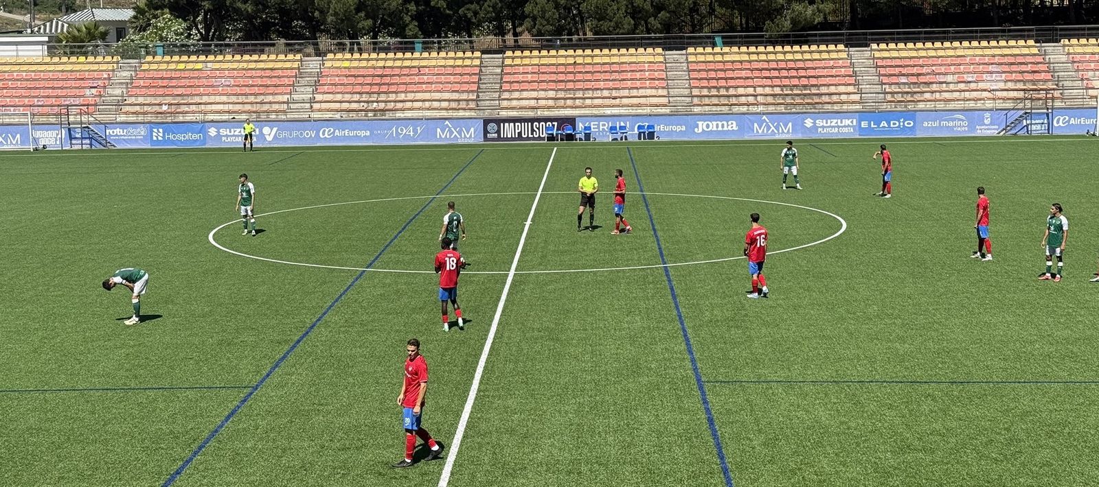 Jugadores del Estepona y Cacereño tras disputarse este lunes a puerta cerrada los minutos finales.