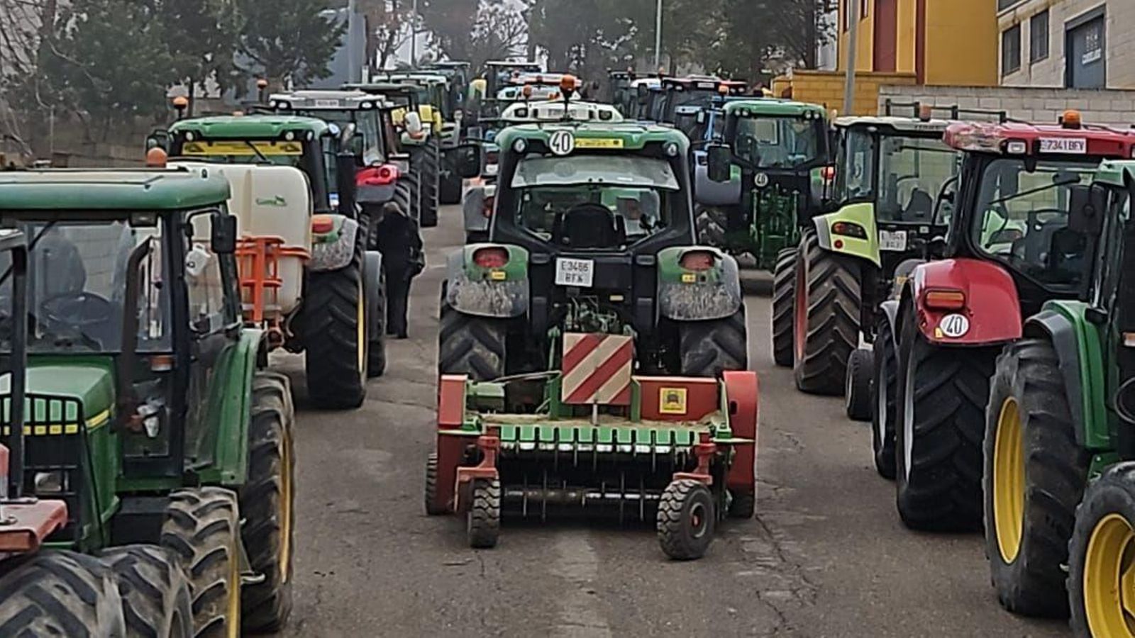 Tractores durante la manifestación contra las megaplantas fotovoltaicas.