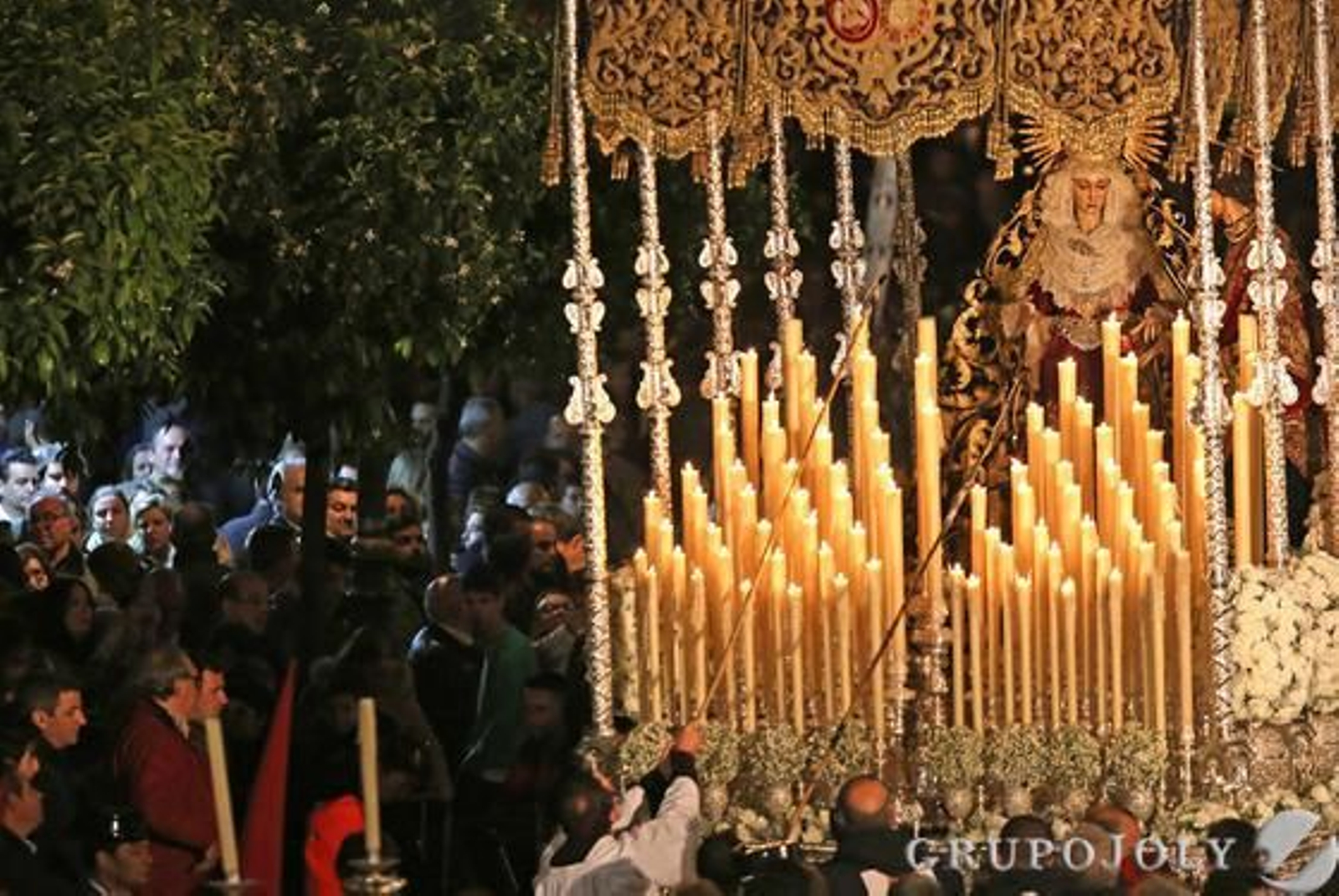 El palio de María del Desconsuelo en plena calle Larga.

Foto: Miguel Angel Gonzalez
