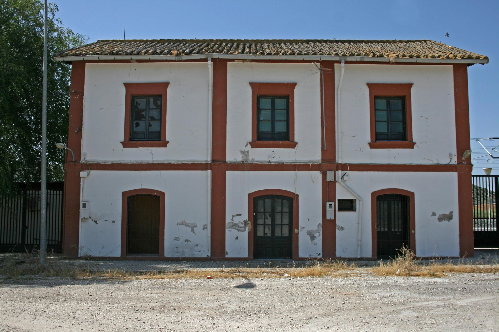 Así está la línea de tren convencional Granada-Bobadilla y algunas estaciones