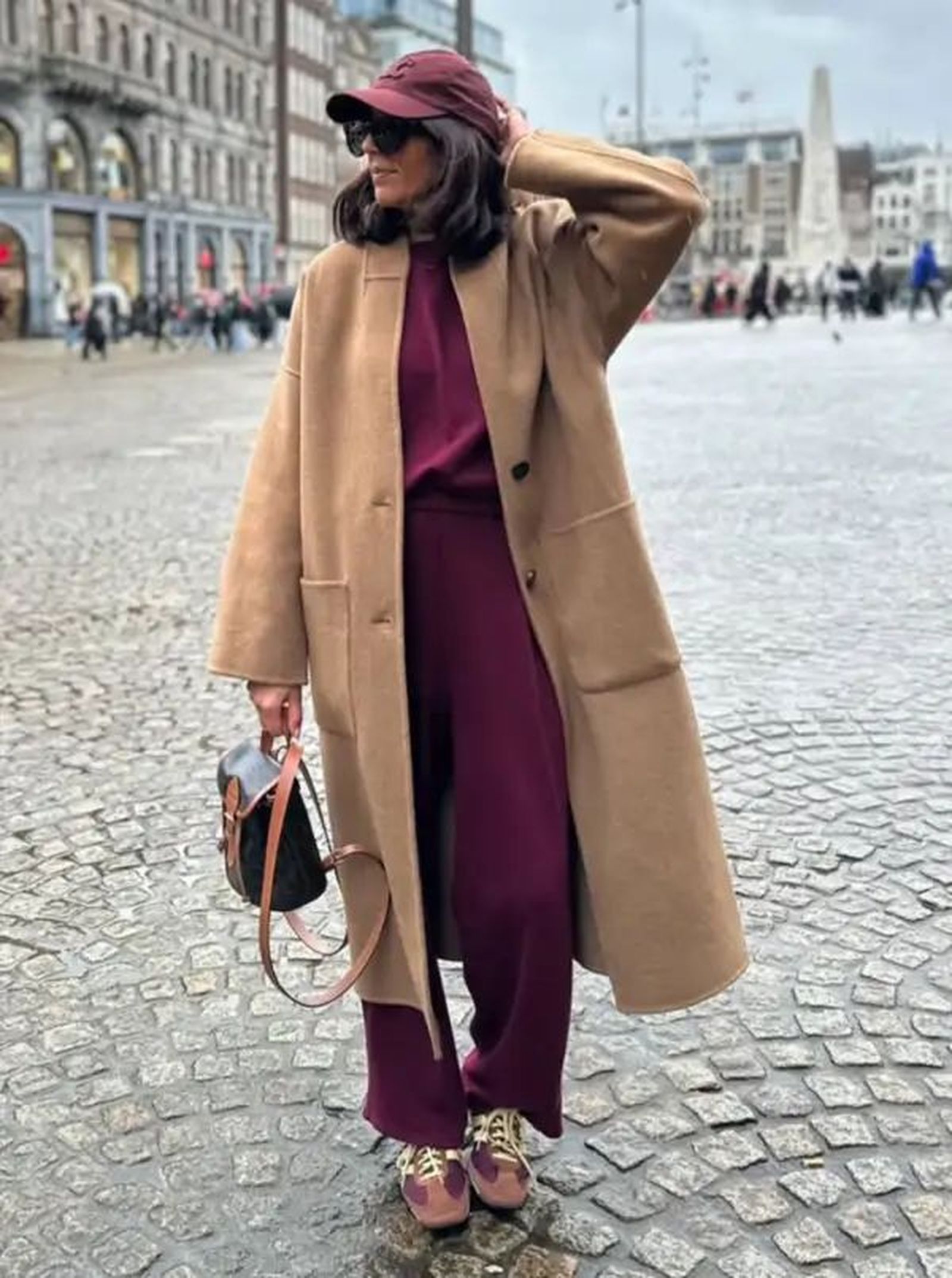 La mezcla de colores cáidos siempre funciona en un look otoñal.