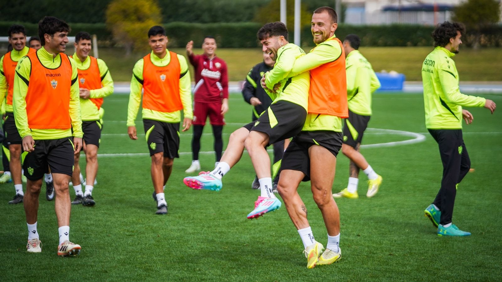 Rodrigo Ely levanta a Adrián Embarba entre las risas de sus compañeros en el entrenamiento.