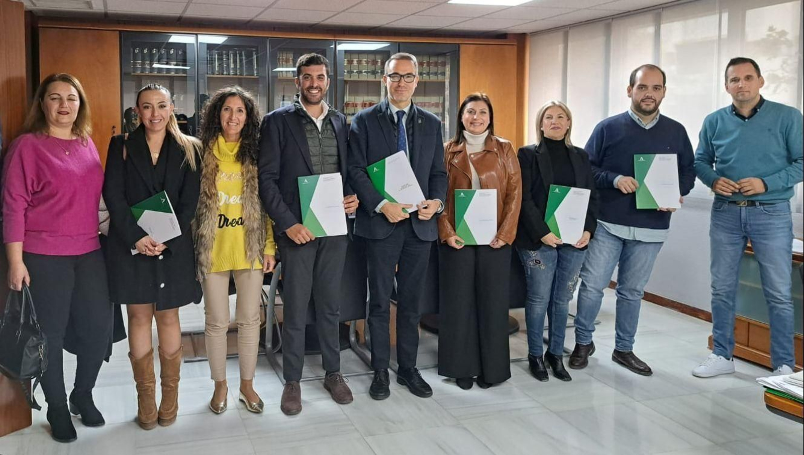 Representantes de los siete Ayuntamientos reciben las ayudas de manos de la Junta.