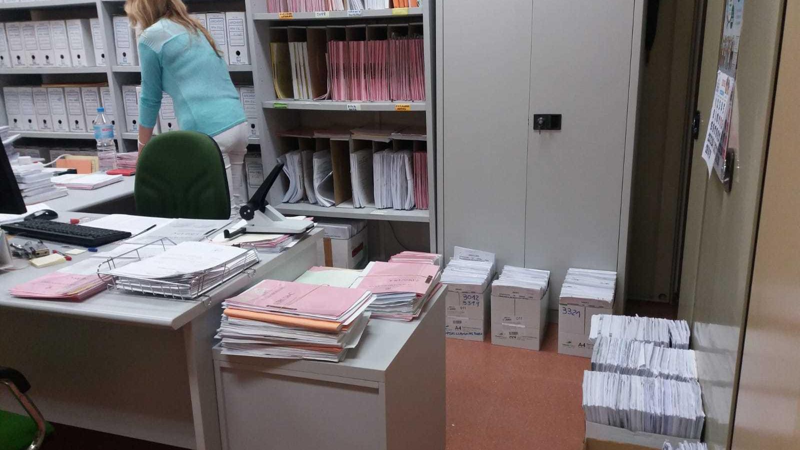 Una funcionaria en el Juzgado de Primera Instancia número 2 de Cádiz.