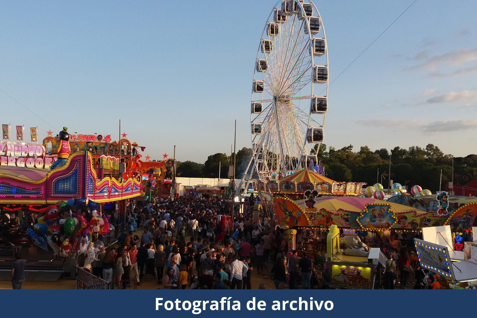 Foto de archivo de las atracciones en la feria de Alcalá de Guadaíra.