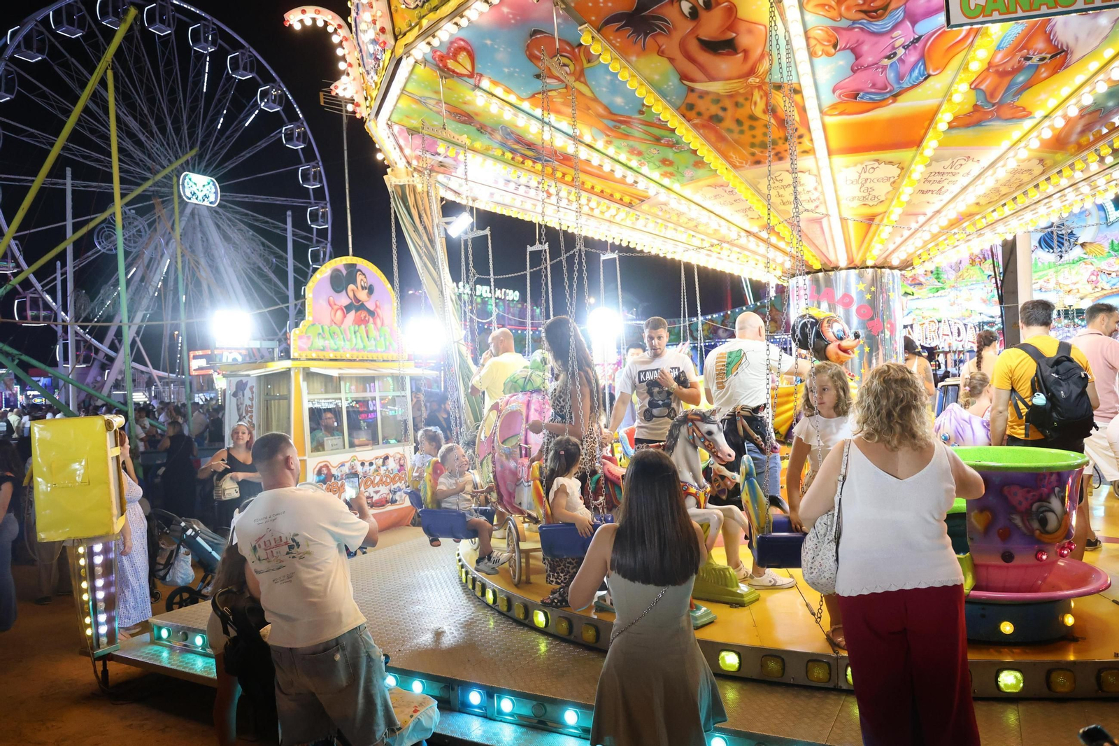Las atracciones dan colorido este martes a las Colombinas 2025.
