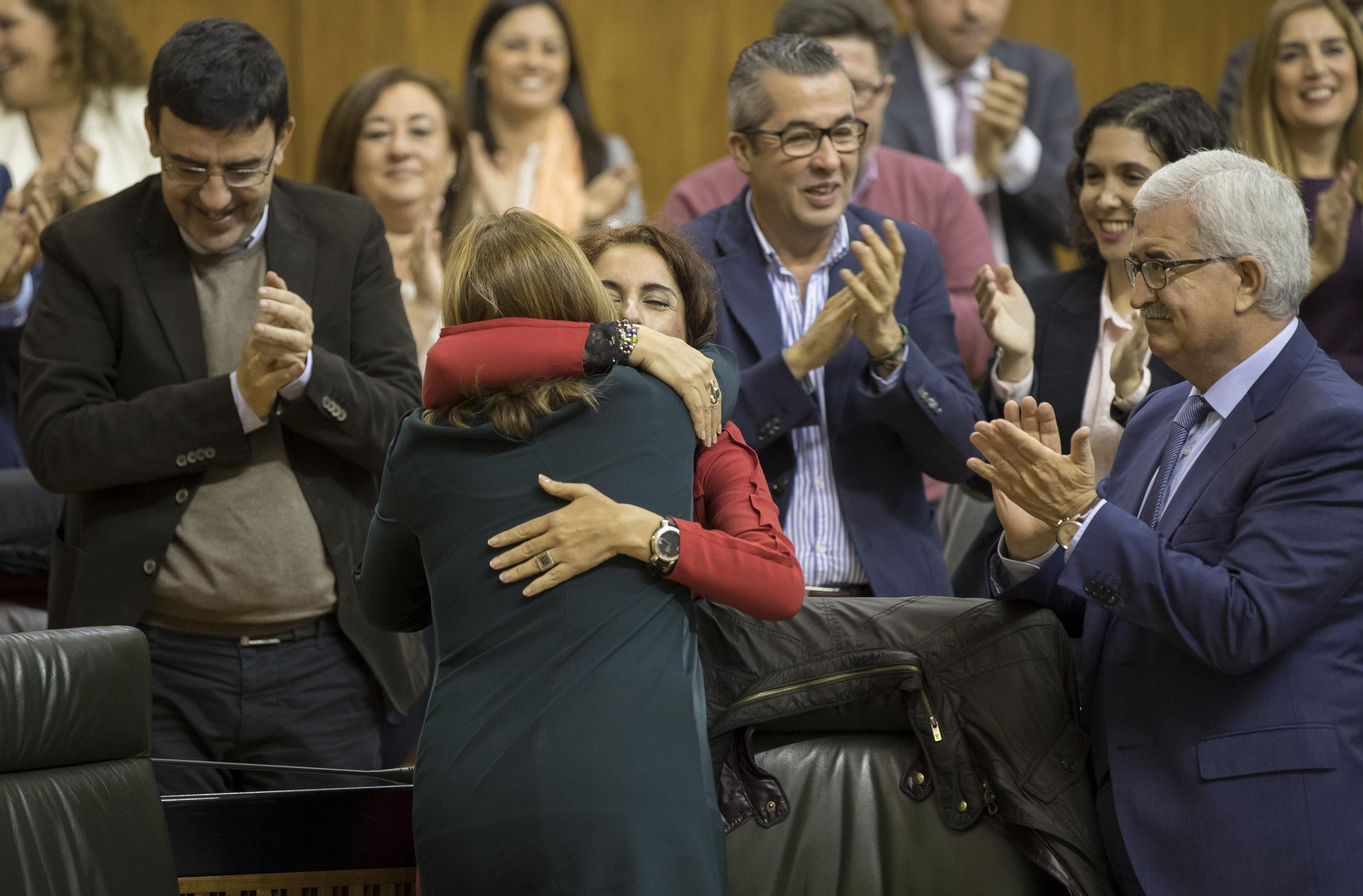 Susana Díaz abraza a María Jesús Montero tras aprobarse el presupuesto.