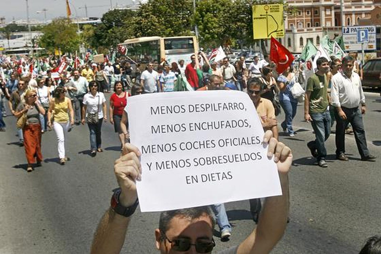 Más de 2.400 empleados públicos gaditanos secundan la huelga de funcionarios. 

Foto: Joaquin Pino