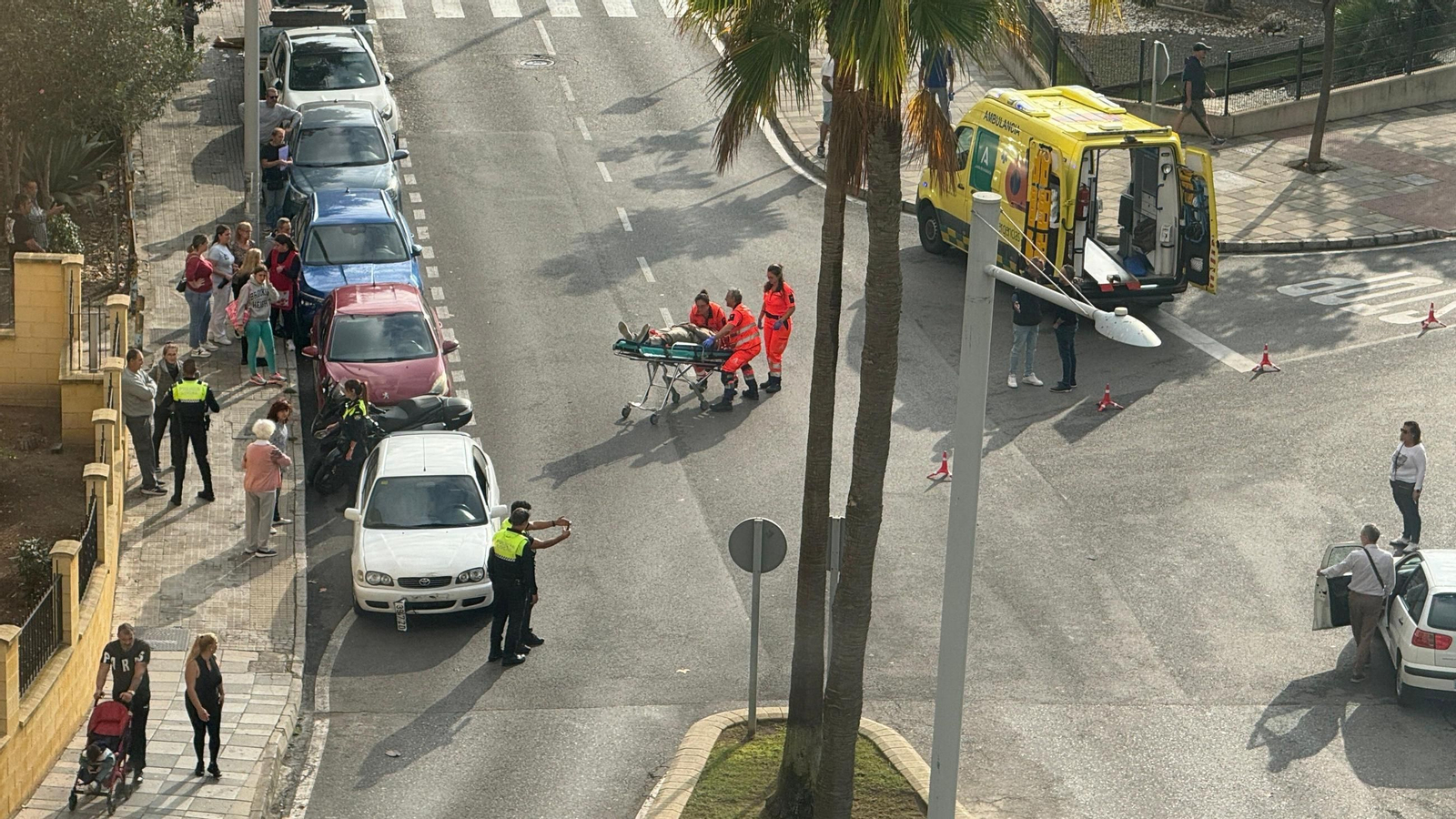 Los servicios sanitarios trasladan a un herido tras un accidente de tráfico en la avenida Ramón Puyol de Algeciras.