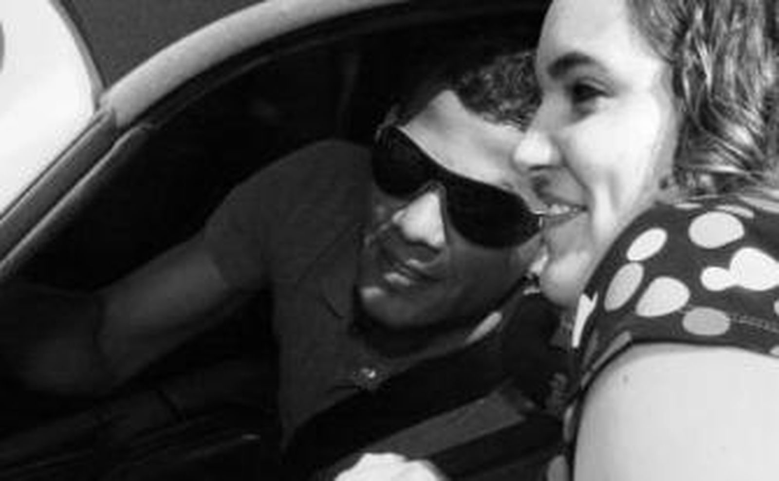 Daniel posa junto a una aficionada sin salir de su vehículo.