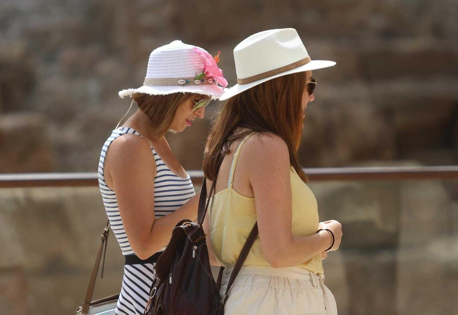 Dos mujeres pasean por Málaga este martes.